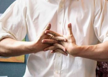 Kërcisni gishtat? Ja pse ky gjest është shumë i rrezikshëm