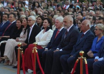 Clinton shmangu takimin me Soros, Veliaj përqafime të zjarrta me Alex