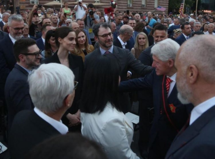 ‘Klinton ka ardhur me bekimin e Soros për të goditur Albinin nga Tirana’