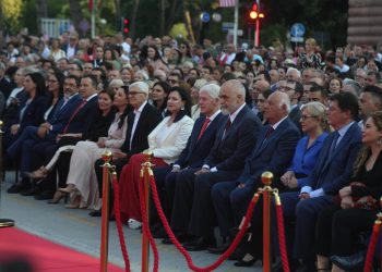 Bill Klinton qëndron mes Meidanit dhe Moisiut (FOTO)