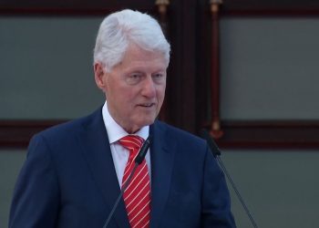 Tensionet në Kosovë, Klinton: Të ndalet marrëzia, njerëzit në veri duan qeverisje të denjë