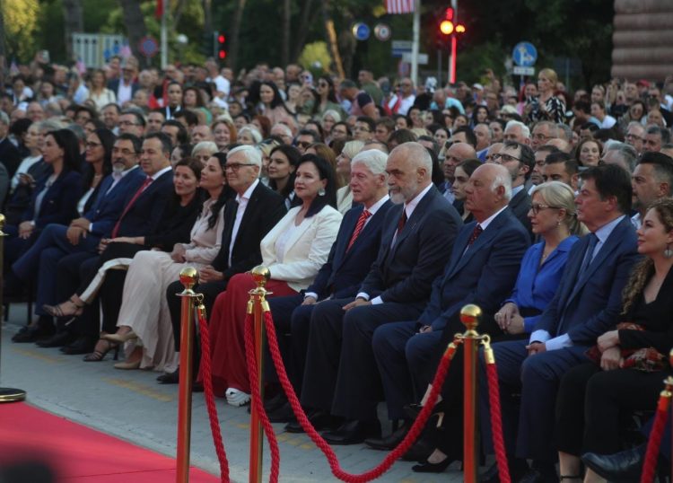 Bill Klinton qëndron mes Meidanit dhe Moisiut (FOTO)