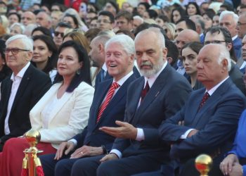 Surpriza/ Dhjetëra të rinj nga Kosova mbajnë emrin Klinton