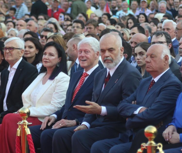 Surpriza/ Dhjetëra të rinj nga Kosova mbajnë emrin Klinton