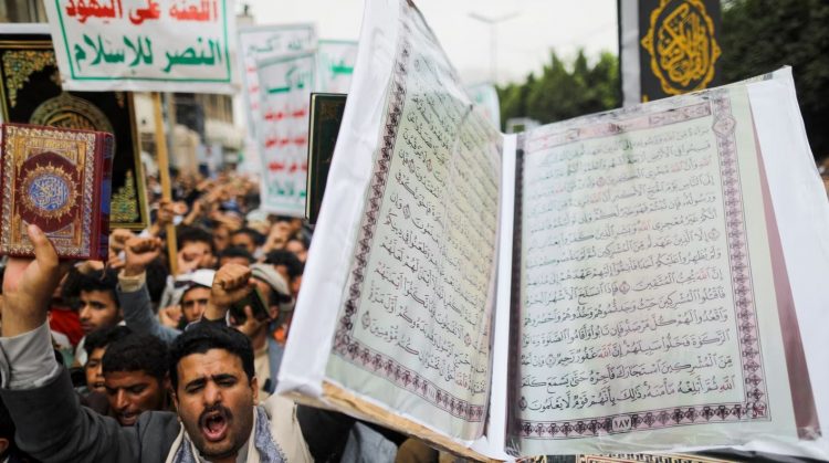 Dy burra djegin Kuranin jashtë ambasadës së Irakut në Kopenhagë