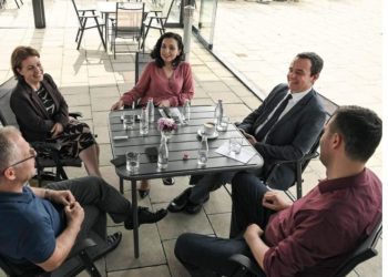 Albin Kurti tallet me Edi Ramën, poston foto nga ‘Ballkoni i hapur’