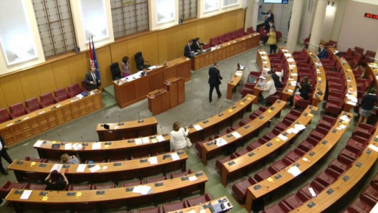 Momente frike teksa uji pushton sallën e parlamentit (VIDEO)