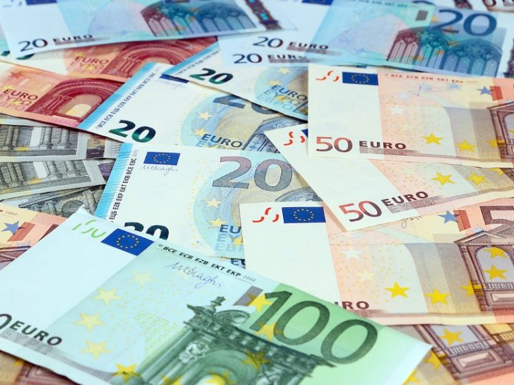 Në Shqipëri iu shkelen të drejtat/ Por një shtet europian i jep 20 mijë euro çdo të riu kur mbush 18 vjeç