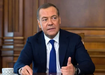 “Një gjysh me një këmbë në varr”/ Medvedev nuk kursehet ndaj Biden: Për të fshehur turpin, ai…