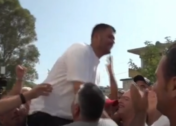 Puthje, përqafime e lot/ Socialistët e ngrenë në krahë Memollën