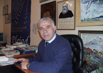 Le t’i themi gjatit, se largpamjen se ke afatgjatë, me pabesit e tua