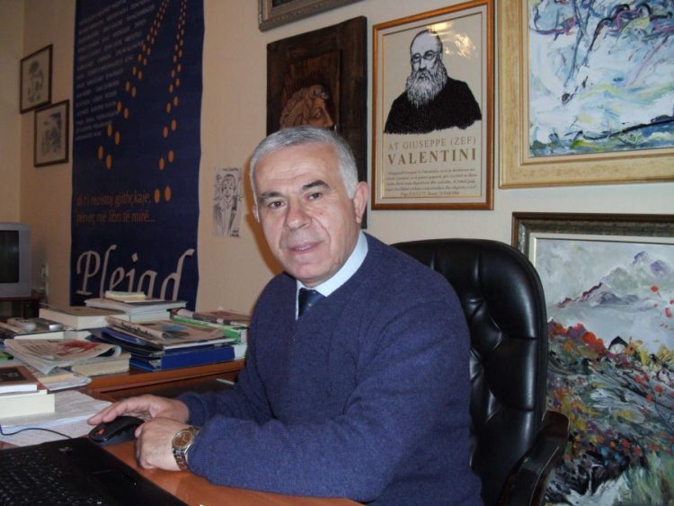 Le t’i themi gjatit, se largpamjen se ke afatgjatë, me pabesit e tua