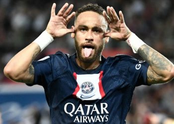 Neymar thumbon tifozët e PSG: Më doni apo jo, unë do mbetem këtu