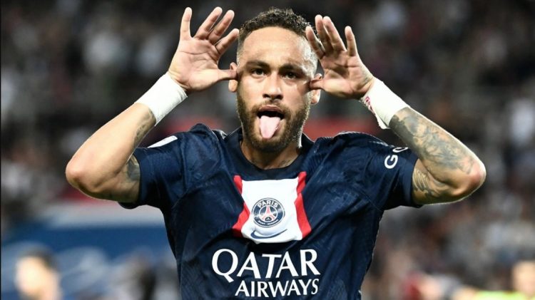 Neymar thumbon tifozët e PSG: Më doni apo jo, unë do mbetem këtu