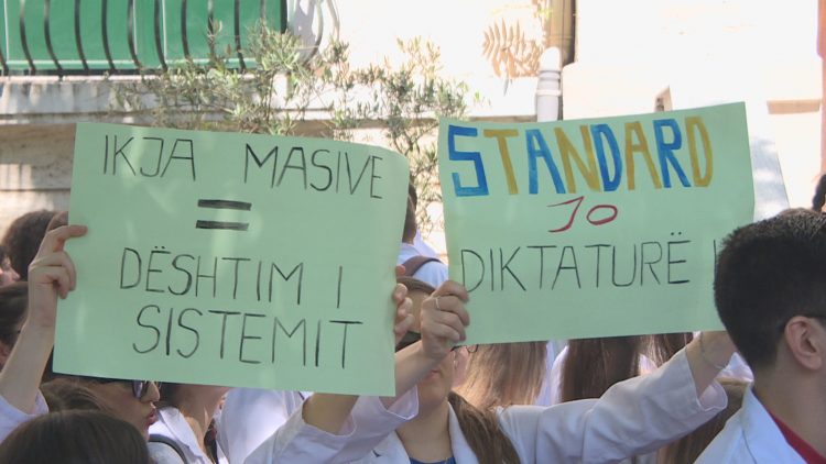 Studentët e mjekësisë letër Nikollës: Duam të jemi në Komision