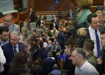 (Video) Kërcet grushti në Kuvend, goditet Albin Kurti