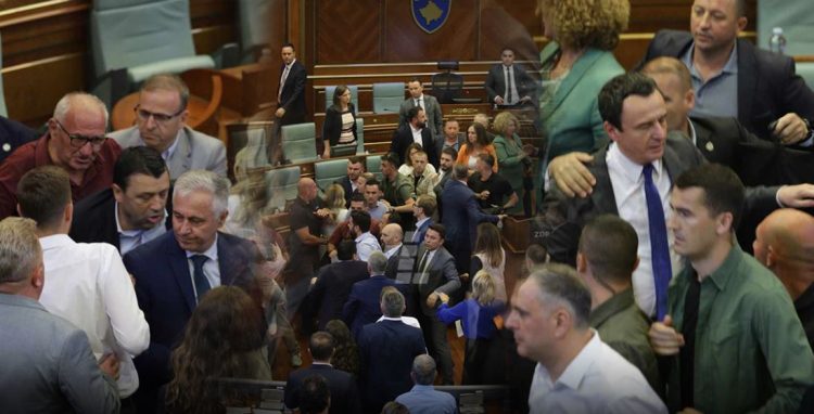 (Video) Kërcet grushti në Kuvend, goditet Albin Kurti