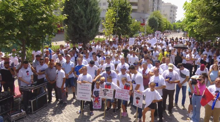 Protestë në Klinë kundër ndërtimit të fabrikës së çimentos