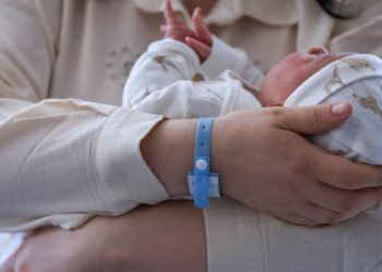 Dashuria lufton frikën e nënave të reja në QKUK