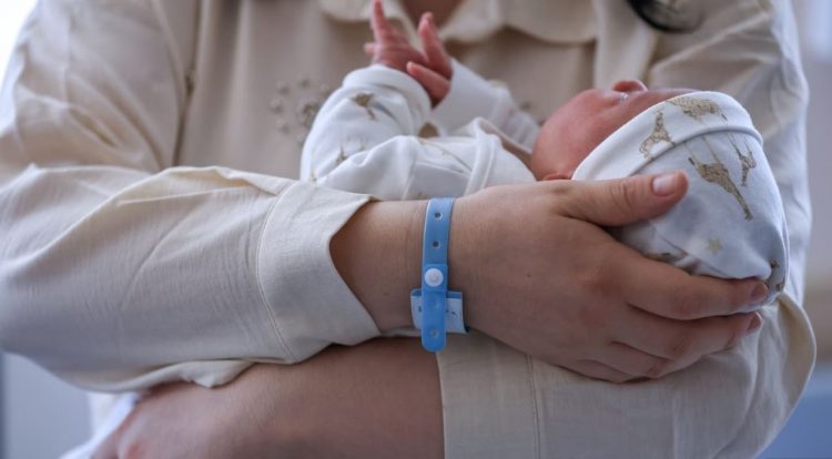 Dashuria lufton frikën e nënave të reja në QKUK