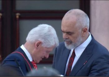 ‘Vizita e Klinton e blerë, u mënjanuan qëllimisht figurat kyçe të tranzicionit në Shqipëri’