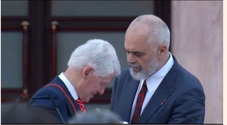 ‘Vizita e Klinton e blerë, u mënjanuan qëllimisht figurat kyçe të tranzicionit në Shqipëri’