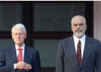 Me flamuj amerikanë, shqiptarët nderojnë Bill Clintonin