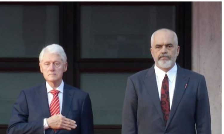 Me flamuj amerikanë, shqiptarët nderojnë Bill Clintonin