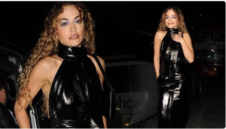 Rita Ora duket magjepsëse me fustan të zi