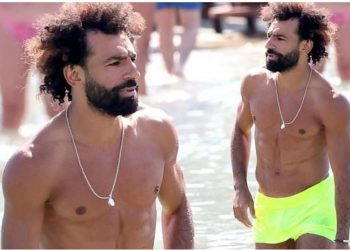 Mohamed Salah shfaq linjat e trupit gjatë pushimeve