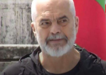 U quajt tradhëtar sapo zbriti nga makina, ja reagimi i Edi Ramës në Prishtinë (VIDEO)