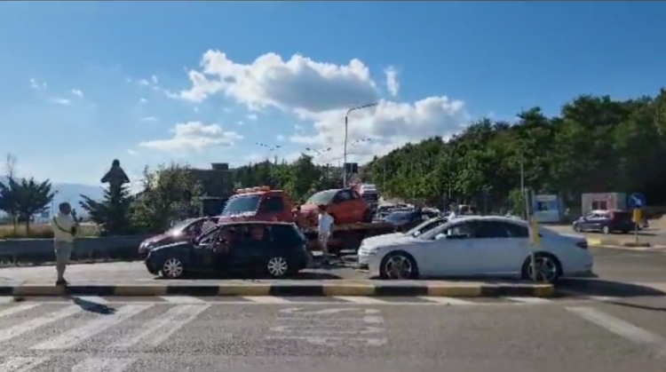 Autoboti i përmbysur, Hyundai në flakë, çfarë ndodh në Qafë Thanë