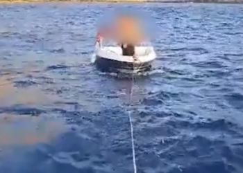 VIDEO/ Policia shpëton turistët e mbetur në det, ja ç’ndodhi