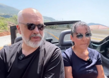 FOTO/ Rama nuk ndal propagandën, por guida turistike ia nxin…