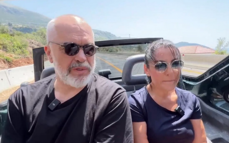 FOTO/ Rama nuk ndal propagandën, por guida turistike ia nxin…