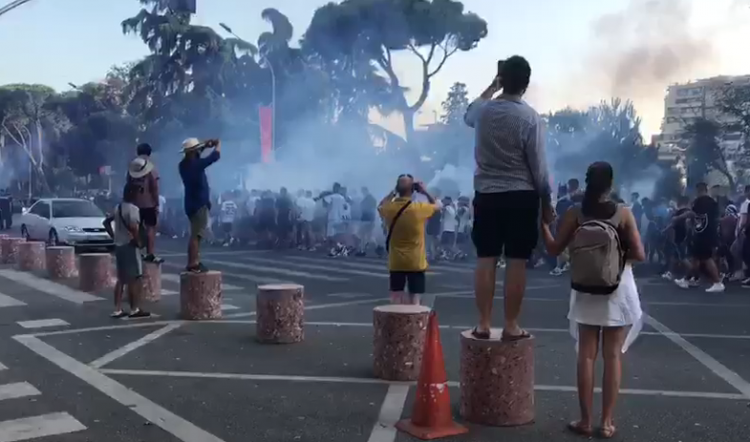 Në prag të ndeshjes kundër Dinamos, atmosferë e zjarrtë në Tiranë (VIDEO)