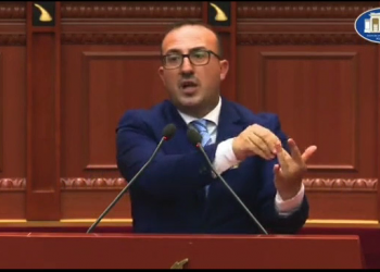 VIDEO/ Fermerët po “hanë gishtin e mesit”, batuta epike e Korreshit në Parlament