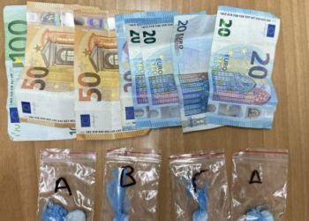 Tentuan të fshehin kokainën në një shtyllë elektrike, arrestohet shqiptari dhe greku