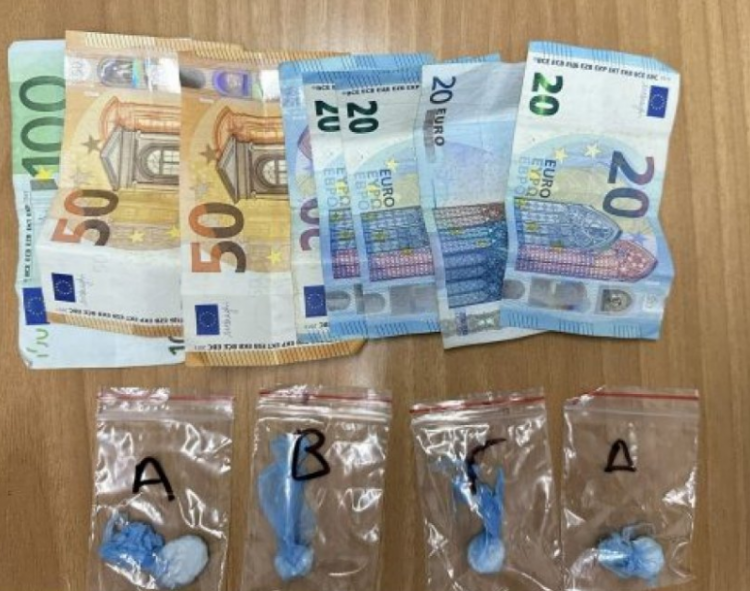 Tentuan të fshehin kokainën në një shtyllë elektrike, arrestohet shqiptari dhe greku