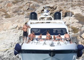 FOTO/ Portieri gjerman sfidon të nxehtin grek me modelen…