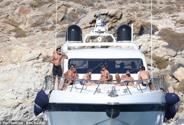 FOTO/ Portieri gjerman sfidon të nxehtin grek me modelen…