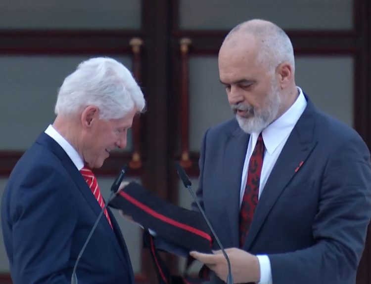 Medalja për ish-Presidentin, Krasniqi: Rama po tenton të lërë gjurmë në kujtimet e Clinton