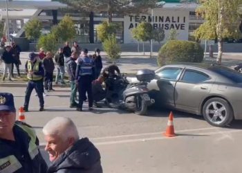 BMW merr para mjetin e parkuar, plagoset këmbësori
