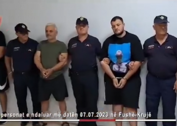 VIDEO/ Me pranga në duar, ja si u arrestuan të “fortët” e fisit Rraja