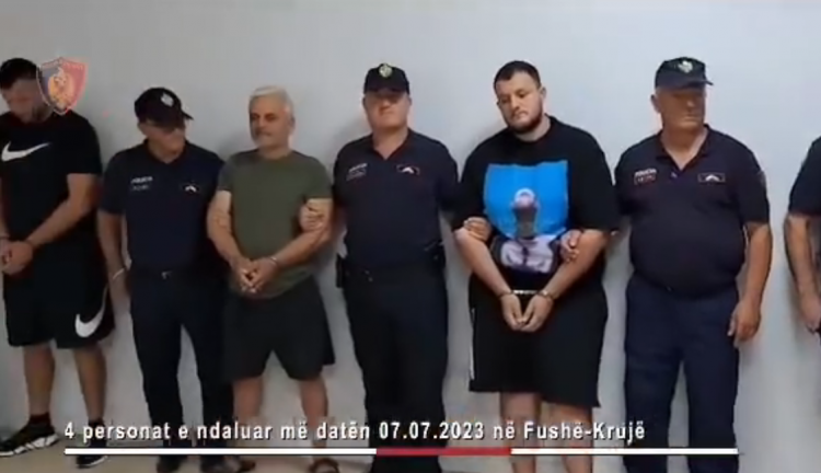 VIDEO/ Me pranga në duar, ja si u arrestuan të “fortët” e fisit Rraja