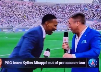 E frikshme! Ish-portierit i bie të fikët gjatë intervistës