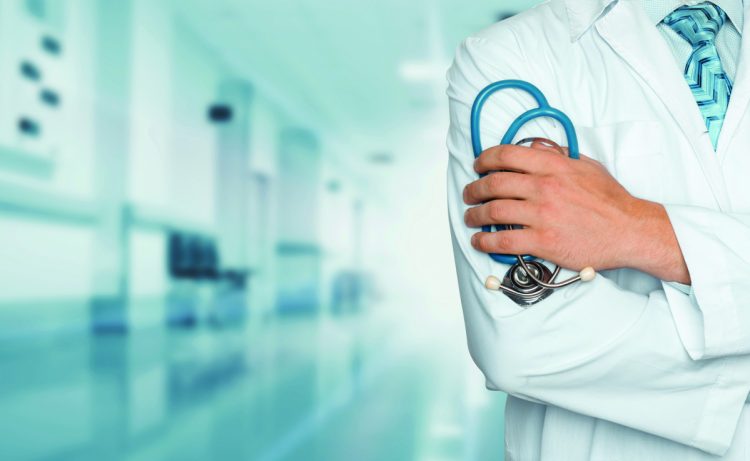 Kontrata e studentëve të mjekësisë që mund të kthehet në bumerang