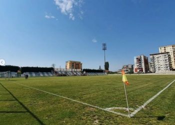 Ndodhi dhe kjo/ Shtyhet prezantimi i trajnerit për shkak… të drekës