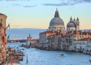 UNESCO kërkon përfshirjen e Venecias në “listën e zezë”