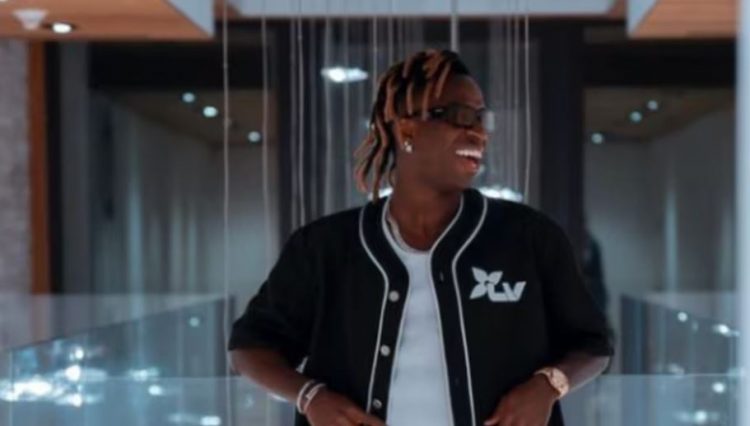 Super Vinicius “shënon gol” edhe jashtë fushe, ja modelja që shoqërohet me të